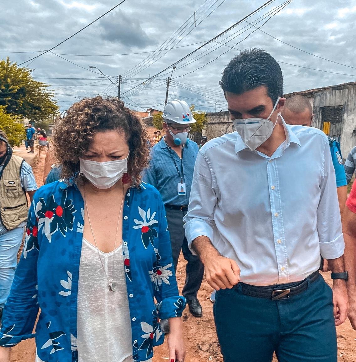 Úrsula Vidal em visita a uma comunidade, acompanhada por uma equipe